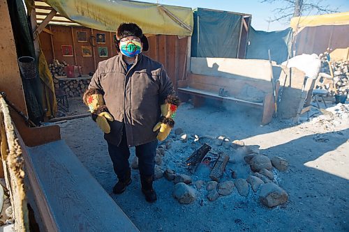 MIKE DEAL / WINNIPEG FREE PRESS
Chief Glen Hudson at the sacred fire which is close to the Peguis Community Hall on the First Nation.
210127 - Wednesday, January 27, 2021.