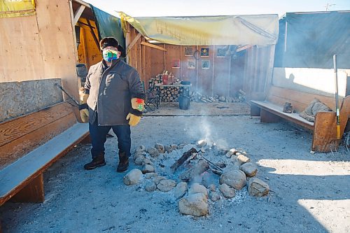 MIKE DEAL / WINNIPEG FREE PRESS
Chief Glen Hudson at the sacred fire which is close to the Peguis Community Hall on the First Nation.
210127 - Wednesday, January 27, 2021.