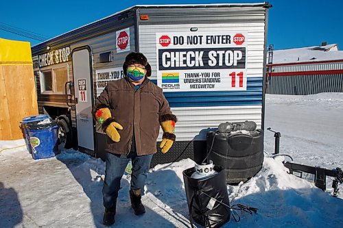 MIKE DEAL / WINNIPEG FREE PRESS
Chief Glen Hudson outside a check stop which is set up beside the sacred fire close to the Peguis Community Hall on the First Nation.
210127 - Wednesday, January 27, 2021.