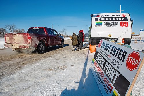 MIKE DEAL / WINNIPEG FREE PRESS
COVID-19 checkstops on the roads into Peguis FN only allowing residents and essential workers in.
210127 - Wednesday, January 27, 2021.