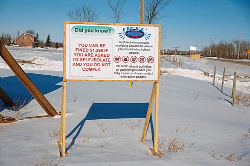 MIKE DEAL / WINNIPEG FREE PRESS
Signs outside Peguis FN, relating to the COVID-19 pandemic.
210127 - Wednesday, January 27, 2021.