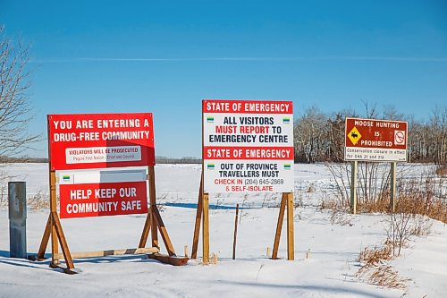 MIKE DEAL / WINNIPEG FREE PRESS
Signs outside Peguis FN, relating to the COVID-19 pandemic.
210127 - Wednesday, January 27, 2021.