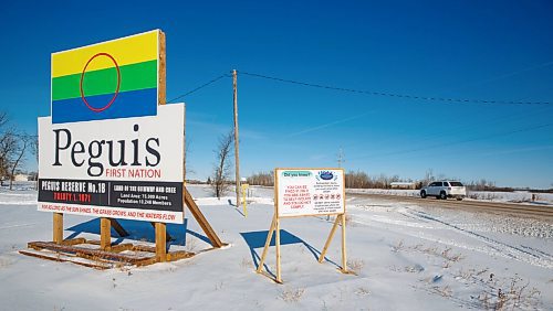 MIKE DEAL / WINNIPEG FREE PRESS
Signs outside Peguis FN, relating to the COVID-19 pandemic.
210127 - Wednesday, January 27, 2021.