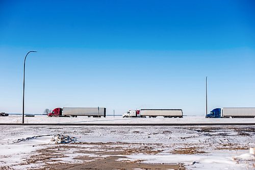 MIKAELA MACKENZIE / WINNIPEG FREE PRESS

Trucks line up at the border crossing in Emerson, Manitoba on Wednesday, Jan. 27, 2021. For JS story.

Winnipeg Free Press 2021