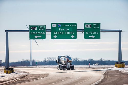 MIKAELA MACKENZIE / WINNIPEG FREE PRESS

The highway leading up to the border crossing in Emerson, Manitoba on Wednesday, Jan. 27, 2021. For JS story.

Winnipeg Free Press 2021