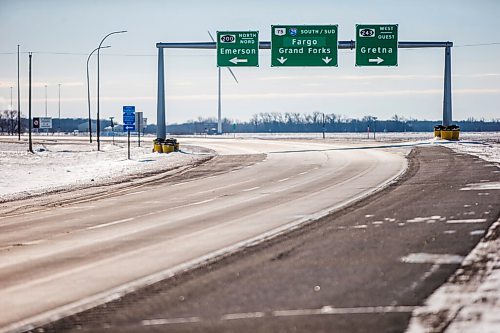 MIKAELA MACKENZIE / WINNIPEG FREE PRESS

The highway leading up to the border crossing in Emerson, Manitoba on Wednesday, Jan. 27, 2021. For JS story.

Winnipeg Free Press 2021