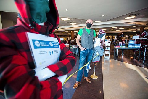 MIKAELA MACKENZIE / WINNIPEG FREE PRESS

Simon Resch, owner of the duty free shop, poses for a portrait in the store at the border in Emerson, Manitoba on Wednesday, Jan. 27, 2021. For JS story.

Winnipeg Free Press 2021