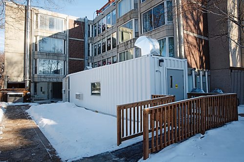 MIKE DEAL / WINNIPEG FREE PRESS
The specially built visiting "pod" at the Convalescent Home of Winnipeg (276 Hugo St N).
see Kevin Rollason story
210128 - Thursday, January 28, 2021.