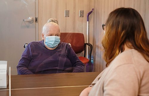 MIKE DEAL / WINNIPEG FREE PRESS
Dorothy Fontaine visits her mother, Marie Bell, in the "pod" at the Convalescent Home of Winnipeg (276 Hugo St N).
see Kevin Rollason story
210128 - Thursday, January 28, 2021.