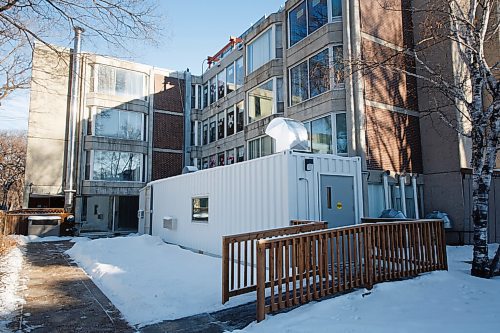 MIKE DEAL / WINNIPEG FREE PRESS
The specially built visiting "pod" at the Convalescent Home of Winnipeg (276 Hugo St N).
see Kevin Rollason story
210128 - Thursday, January 28, 2021.