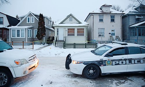 MIKE DEAL / WINNIPEG FREE PRESS
Police at the scene of 521 Craig Street Friday morning where a person was found around 3:30 p.m. on Thursday they were taken to hospital in critical condition but later died, police said Friday morning.
210129 - Friday, January 29, 2021.