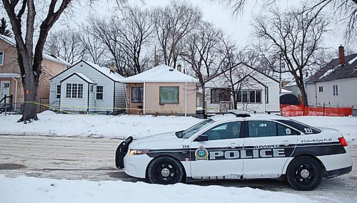 MIKE DEAL / WINNIPEG FREE PRESS
Police at the scene of 1500 Lincoln Avenue Friday morning which they believe is connected to the suspected homicide of the person who was found around 3:30 p.m. on Thursday at 521 Craig Street.
210129 - Friday, January 29, 2021.