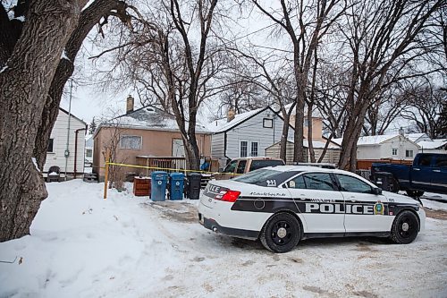 MIKE DEAL / WINNIPEG FREE PRESS
Police at the scene of 1500 Lincoln Avenue Friday morning which they believe is connected to the suspected homicide of the person who was found around 3:30 p.m. on Thursday at 521 Craig Street.
210129 - Friday, January 29, 2021.