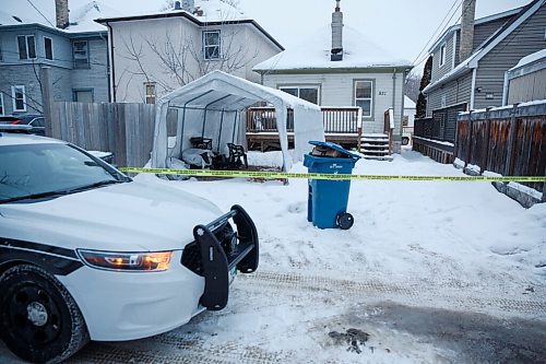 MIKE DEAL / WINNIPEG FREE PRESS
Police at the scene of 521 Craig Street Friday morning where a person was found around 3:30 p.m. on Thursday they were taken to hospital in critical condition but later died, police said Friday morning.
210129 - Friday, January 29, 2021.