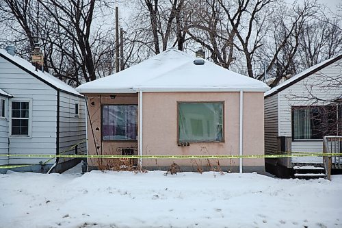 MIKE DEAL / WINNIPEG FREE PRESS
Police at the scene of 1500 Lincoln Avenue Friday morning which they believe is connected to the suspected homicide of the person who was found around 3:30 p.m. on Thursday at 521 Craig Street.
210129 - Friday, January 29, 2021.