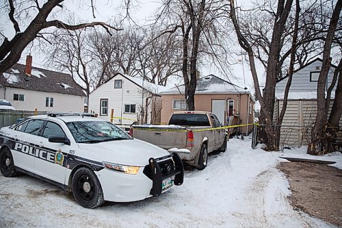 MIKE DEAL / WINNIPEG FREE PRESS
Police at the scene of 1500 Lincoln Avenue Friday morning which they believe is connected to the suspected homicide of the person who was found around 3:30 p.m. on Thursday at 521 Craig Street.
210129 - Friday, January 29, 2021.