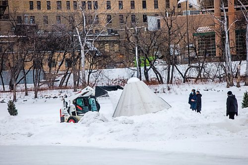 MIKAELA MACKENZIE / WINNIPEG FREE PRESS

Finishing touches are put on the Hot Landing warming hut as a team from AtLRG Architecture watches before the unveiling at The Forks in Winnipeg on Friday, Jan. 29, 2021. For Al Small story.

Winnipeg Free Press 2021