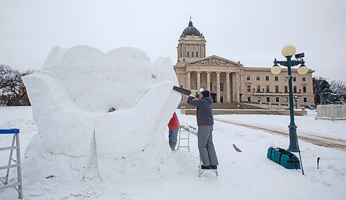 MIKE DEAL / WINNIPEG FREE PRESS
Jacques Boulet works diligently on a snow sculpture on the grounds of the Manitoba Legislative building that commemorates frontline healthcare workers. The sculpture is one of many that will be created over the next few weeks for the upcoming Festival du Voyageur (Feb 12-21).
210129 - Friday, January 29, 2021.