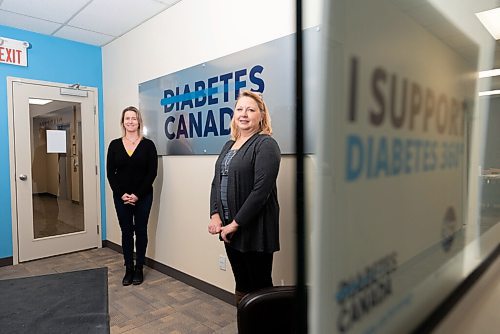 JESSE BOILY  / WINNIPEG FREE PRESS
Andrea Kwasnicki, right, regional director for the local chapter of Diabetes Canada, and Barb Chaput, a volunteer, look over some educational papers at the Diabetes Canada: Manitoba office on Friday. Friday, Jan. 29, 2021.
Reporter: Aaron Epp