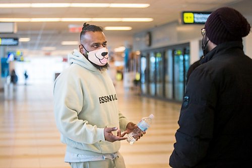 MIKAELA MACKENZIE / WINNIPEG FREE PRESS

Abby Gananendran speaks to the Free Press at the Winnipeg James Armstrong Richardson International Airport in Winnipeg on Friday, Jan. 29, 2021. For Temur story.

Winnipeg Free Press 2021