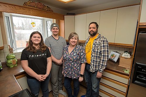 Mike Sudoma / Winnipeg Free Press
The Jurkowski family (left to right) Charlotte, Wes, Susan, and Steve, have been using the code red lockdown to brush up on their cooking skills using the Hello Fresh food delivery subscription service.
January 29, 2021