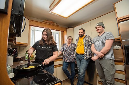 Mike Sudoma / Winnipeg Free Press
12 year old, Charlotte Jurkowski, has been using the code red lockdown to brush up on her cooking skills as she cooks up some breakfast for her family (left to right) Susan, Steve and Wes Friday morning.
January 29, 2021