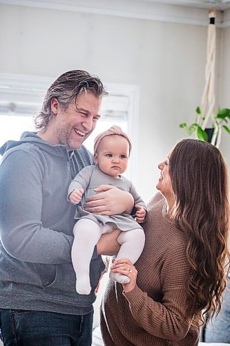 MIKAELA MACKENZIE / WINNIPEG FREE PRESS

Jordan Cieciwa, Tess Klachefsky, and their baby, Betty, pose for a portrait in their home in Winnipeg on Friday, Jan. 29, 2021. For Jen Zoratti story.

Winnipeg Free Press 2021