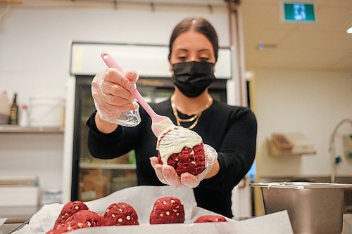 MIKE SUDOMA / WINNIPEG FREE PRESS
Sabrina Reid, owner of Cookie Cravings Co puts the finishing touches on one of her Red Velvet cookies Sunday morning.
January 31, 2021