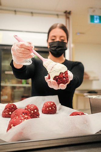 MIKE SUDOMA / WINNIPEG FREE PRESS
Sabrina Reid, owner of Cookie Cravings Co puts the finishing touches on one of her Red Velvet cookies Sunday morning.
January 31, 2021