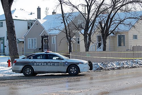 JOHN WOODS / WINNIPEG FREE PRESS
Police investigate at 886 Bannatyne at Arlington in Winnipeg Sunday, January 31, 2021. 

Reporter: ?