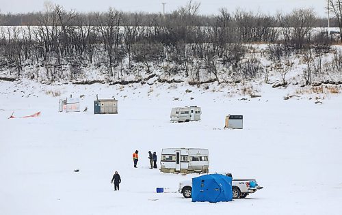 RUTH BONNEVILLE / WINNIPEG FREE PRESS 

Local - Ice Fishing at Lockport

People ice fish on the Red River Monday. 


Feb 01, 2021