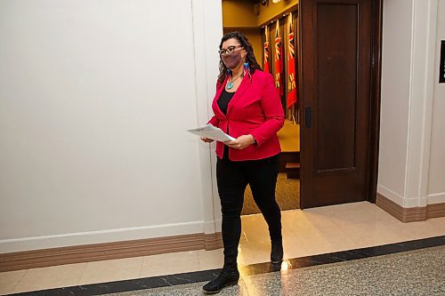 MIKE DEAL / WINNIPEG FREE PRESS
Dr. Marcia Anderson, vice dean, Indigenous Health and public health lead for the Manitoba First Nation Pandemic Response and Co-ordination Team leaves the press conference room after an announcement regarding the vaccination plans that have been made to protect First Nations people from across the province from COVID-19.
210201 - Monday, February 01, 2021.