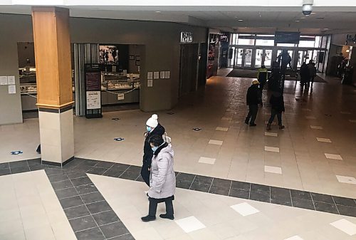 MIKE DEAL / WINNIPEG FREE PRESS
Shoppers are greeted with hand sanitizer and signs advising on the number of people allowed inside most of the stores at Polo Park Shopping Centre Tuesday afternoon.
210202 - Tuesday, February 02, 2021.