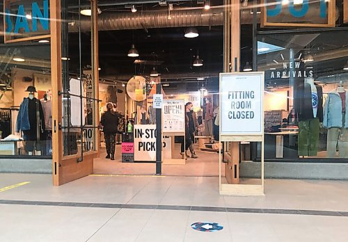 MIKE DEAL / WINNIPEG FREE PRESS
Shoppers are greeted with hand sanitizer and signs advising on the number of people allowed inside most of the stores at Polo Park Shopping Centre Tuesday afternoon.
210202 - Tuesday, February 02, 2021.
