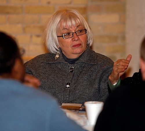 BORIS.MINKEVICH@FREEPRESS.MB.CA BORIS MINKEVICH / WINNIPEG FREE PRESS  100126 Canadian Museum of Human Rights public round table sessions at the Forks. Debbie Sirota.