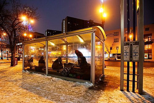 JOHN WOODS / WINNIPEG FREE PRESS
People take shelter in a bus shelter in Winnipeg Wednesday, February 3, 2021. 

Reporter: ?