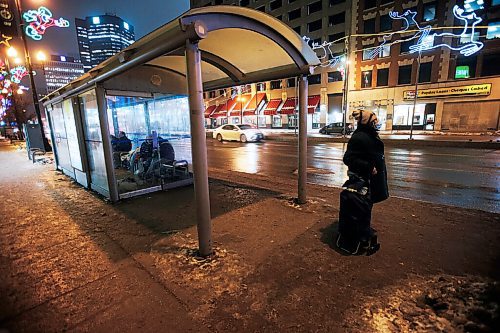 JOHN WOODS / WINNIPEG FREE PRESS
People take shelter in a bus shelter in Winnipeg Wednesday, February 3, 2021. 

Reporter: ?