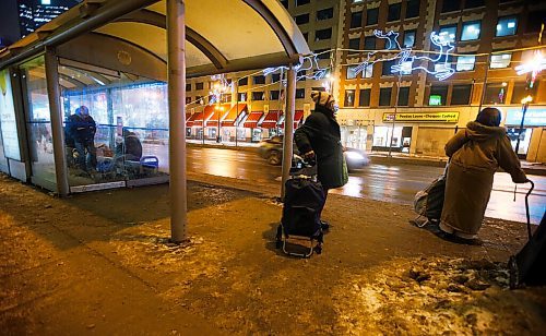 JOHN WOODS / WINNIPEG FREE PRESS
People take shelter in a bus shelter in Winnipeg Wednesday, February 3, 2021. 

Reporter: ?