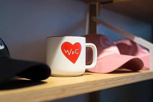 MIKE SUDOMA / WINNIPEG FREE PRESS
A WPG mug sits on a display shelf beside other We Heart WPG goodies 
February 3, 2021