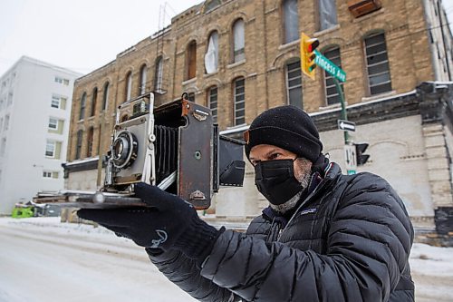 MIKE DEAL / WINNIPEG FREE PRESS
Keith Levit with his large format 4x5 camera takes some photos of street scene's in Winnipeg's Downtown Thursday afternoon.
Keith Levits camera collection is over 100 strong, with some as old as 105 years. During the pandemic, hes dusted them off, found old film in a closet and in his freezer, and walked around the city capturing the years 2020 and 2021 through lenses that have witnessed bygone eras. Hes so far shot with 43 of 100, with many cameras acquired from the personal collection of famed Winnipeg photographer Barney Charach, and many more purchased at antique and curiosity shops in places like St. Petersburg. 
210204 - Thursday, February 04, 2021.