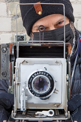 MIKE DEAL / WINNIPEG FREE PRESS
Keith Levit with his large format 4x5 camera takes some photos of street scene's in Winnipeg's Downtown Thursday afternoon.
Keith Levits camera collection is over 100 strong, with some as old as 105 years. During the pandemic, hes dusted them off, found old film in a closet and in his freezer, and walked around the city capturing the years 2020 and 2021 through lenses that have witnessed bygone eras. Hes so far shot with 43 of 100, with many cameras acquired from the personal collection of famed Winnipeg photographer Barney Charach, and many more purchased at antique and curiosity shops in places like St. Petersburg. 
210204 - Thursday, February 04, 2021.