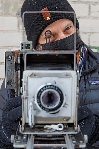 MIKE DEAL / WINNIPEG FREE PRESS
Keith Levit with his large format 4x5 camera takes some photos of street scene's in Winnipeg's Downtown Thursday afternoon.
Keith Levits camera collection is over 100 strong, with some as old as 105 years. During the pandemic, hes dusted them off, found old film in a closet and in his freezer, and walked around the city capturing the years 2020 and 2021 through lenses that have witnessed bygone eras. Hes so far shot with 43 of 100, with many cameras acquired from the personal collection of famed Winnipeg photographer Barney Charach, and many more purchased at antique and curiosity shops in places like St. Petersburg. 
210204 - Thursday, February 04, 2021.