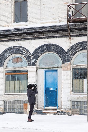 MIKE DEAL / WINNIPEG FREE PRESS
Keith Levit with his large format 4x5 camera takes some photos of street scene's in Winnipeg's Downtown Thursday afternoon.
Keith Levits camera collection is over 100 strong, with some as old as 105 years. During the pandemic, hes dusted them off, found old film in a closet and in his freezer, and walked around the city capturing the years 2020 and 2021 through lenses that have witnessed bygone eras. Hes so far shot with 43 of 100, with many cameras acquired from the personal collection of famed Winnipeg photographer Barney Charach, and many more purchased at antique and curiosity shops in places like St. Petersburg. 
210204 - Thursday, February 04, 2021.