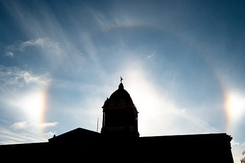 MIKE SUDOMA / WINNIPEG FREE PRESS
A sun dog outlines the Manitoba Legislative Building Friday morning
February 5, 2021