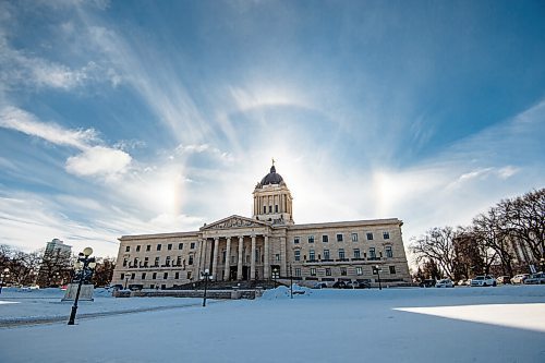 MIKE SUDOMA / WINNIPEG FREE PRESS
A sun dog outlines the Manitoba Legislative Building Friday morning
February 5, 2021