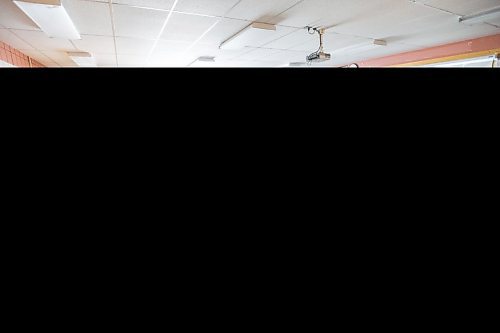 MIKAELA MACKENZIE / WINNIPEG FREE PRESS

Students in a grade 5/6 class at Highbury School play Minecraft - Manito Ahbee Aki in Winnipeg on Friday, Feb. 5, 2021. For Maggie Macintosh story.

Winnipeg Free Press 2021