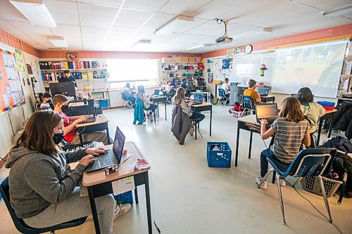 MIKAELA MACKENZIE / WINNIPEG FREE PRESS

Students in a grade 5/6 class at Highbury School play Minecraft - Manito Ahbee Aki in Winnipeg on Friday, Feb. 5, 2021. For Maggie Macintosh story.

Winnipeg Free Press 2021