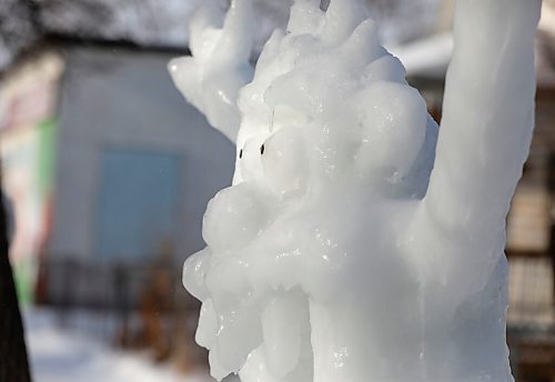 RUTH BONNEVILLE / WINNIPEG FREE PRESS 

local - Leigh Keast Bugs Bunny characters made into Ice Sculpture 

Leigh Keasts front yard looks like an outtake from a Bugs Bunny cartoon: theres Wile E. Coyote firing a working cannon at the Road Runner, Sylvester climbing a tree, and Foghorn Leghorn standing imposingly over them all. Its a work of art the 56-year-old window washer creates for his own enjoyment and for the neighbourhoods wonderment.

Reporter: Ben Waldman

Feb 05, 2021
