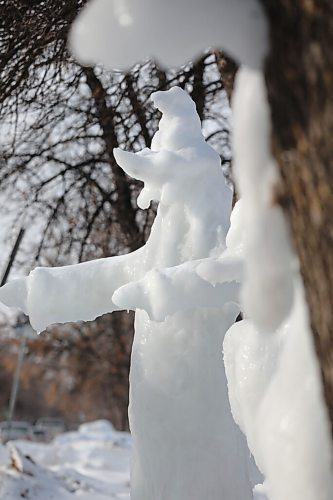 RUTH BONNEVILLE / WINNIPEG FREE PRESS 

local - Leigh Keast Bugs Bunny characters made into Ice Sculpture 

Leigh Keasts front yard looks like an outtake from a Bugs Bunny cartoon: theres Wile E. Coyote firing a working cannon at the Road Runner, Sylvester climbing a tree, and Foghorn Leghorn standing imposingly over them all. Its a work of art the 56-year-old window washer creates for his own enjoyment and for the neighbourhoods wonderment.

Reporter: Ben Waldman

Feb 05, 2021
