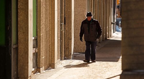 MIKE DEAL / WINNIPEG FREE PRESS
A fedora wearing pedestrian makes their way along Donald Street during a -32C cold snap Monday morning.
210208 - Monday, February 08, 2021.